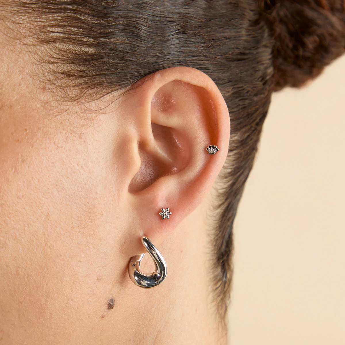 Shell Titanium Piercing Stud in Platinum - Image 2